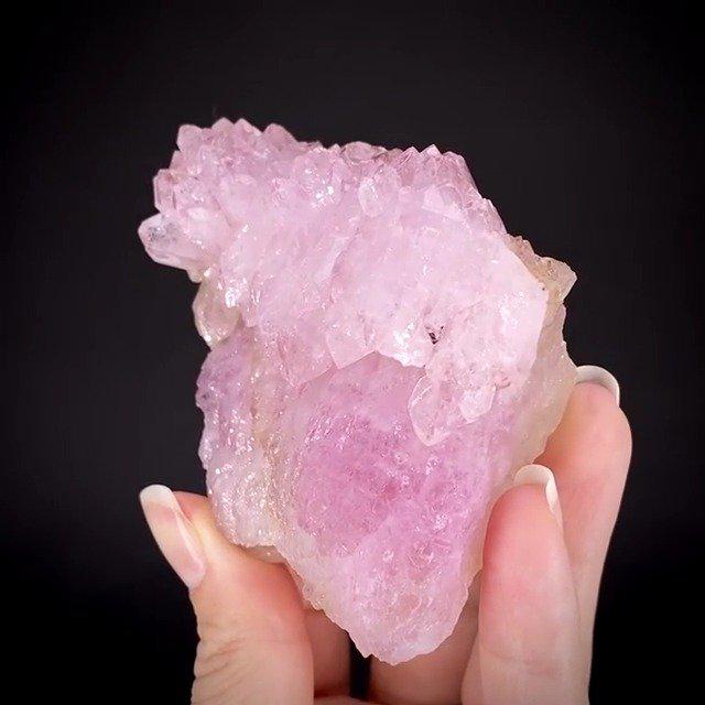 蔷薇石英大概就是矿物拥有粉红少女心的典型代表了