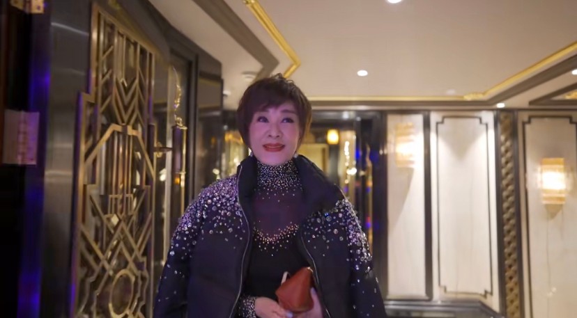 夏台凤与小25岁老公现身酒店,穿3万镶钻羽绒服,前夫曾出轨男性
