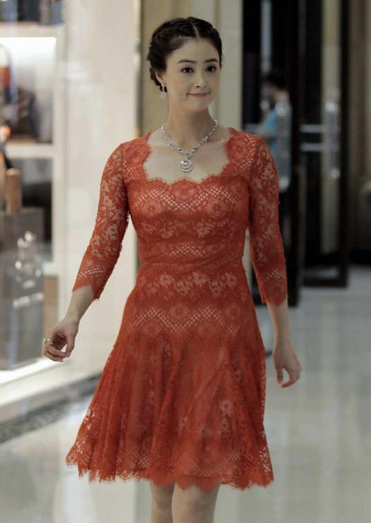 蒋欣的"饱满"身材数一数二,把蕾丝裙穿得特高级,不减肥更气质