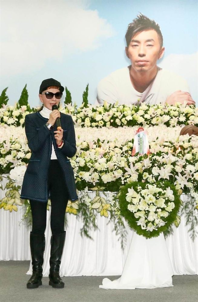 夏台凤与小25岁老公现身酒店,穿3万镶钻羽绒服,前夫曾出轨男性