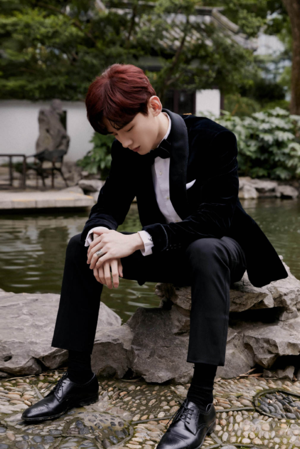 白敬亭自曝曾是顶流,看他穿上黑西装后,难怪连王嘉尔都"爱他"