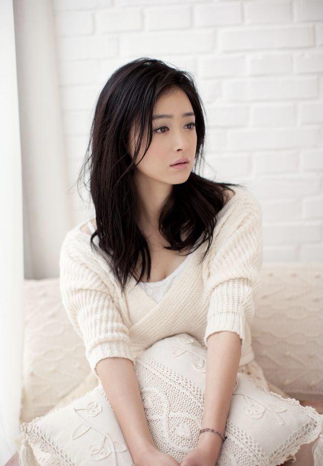 蒋欣的"饱满"身材数一数二,把蕾丝裙穿得特高级,不减肥更气质