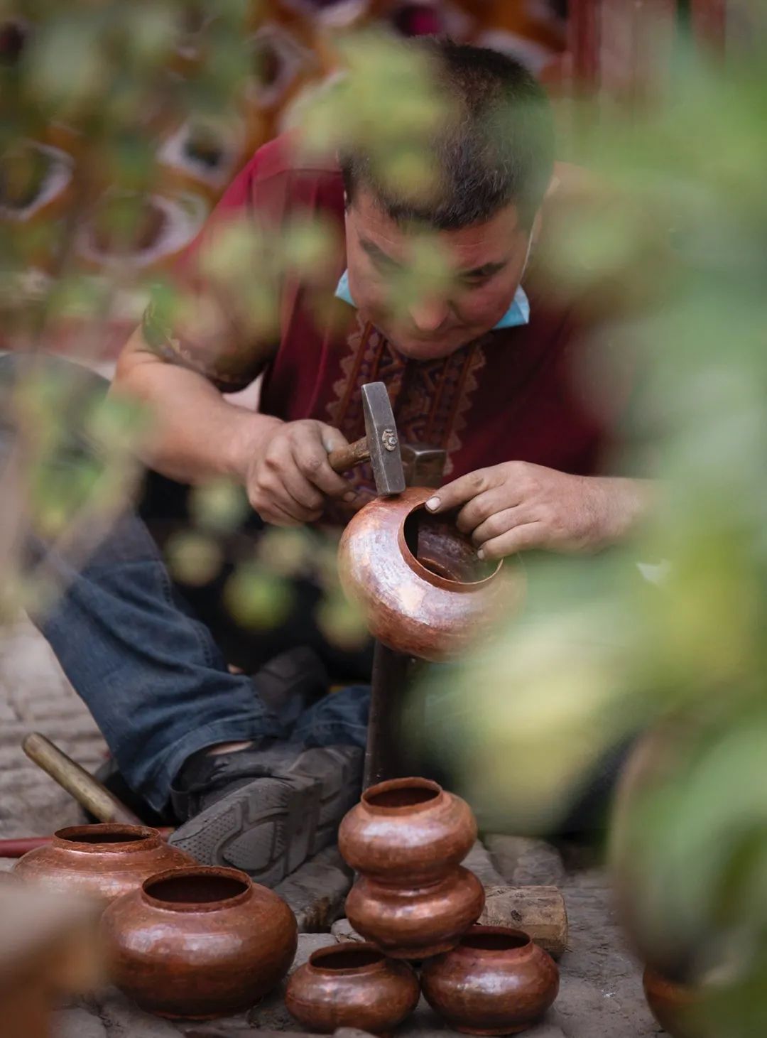 四处追跑的孩子,叮咚作响的铜匠铁匠铺,各式各样的帽子店,以及传统