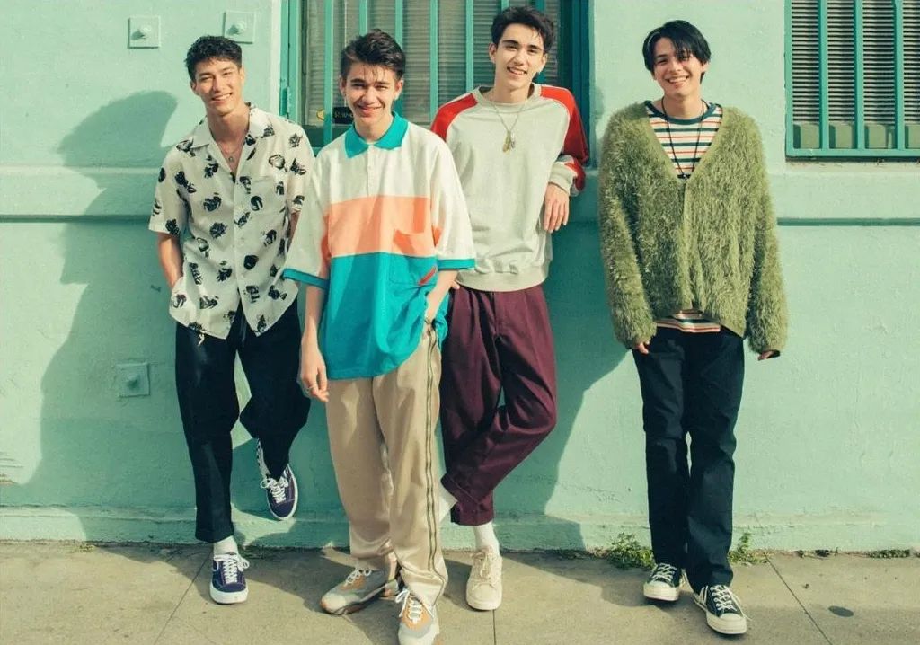 他还是男子演唱组合intersection(交叉点)的团长,在这里顺带安利一下