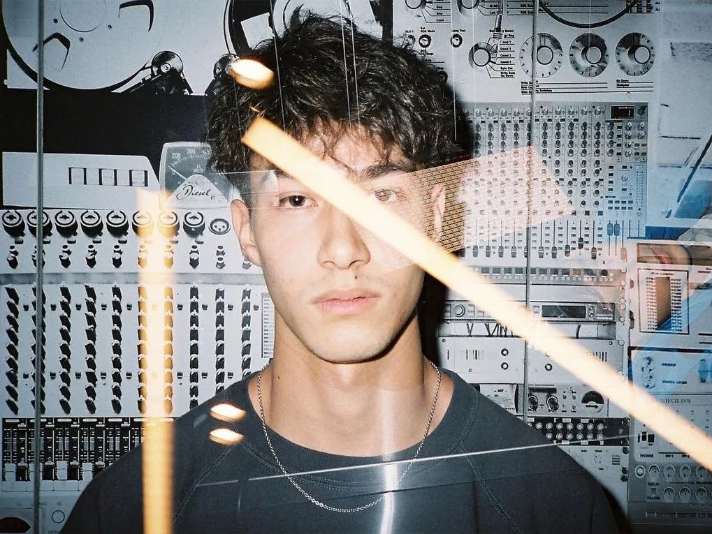 尤其是帮队友拍的日常,深得我心~▼他还是男子演唱组合intersection