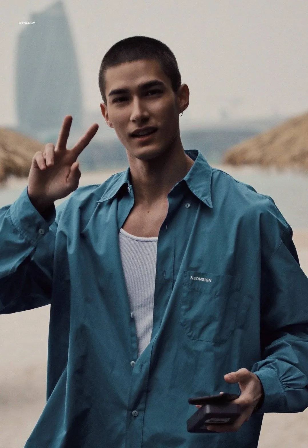 会觉得他并没有很高冷,反倒性格还很好,很温柔还爱笑▼长相一股欧美范