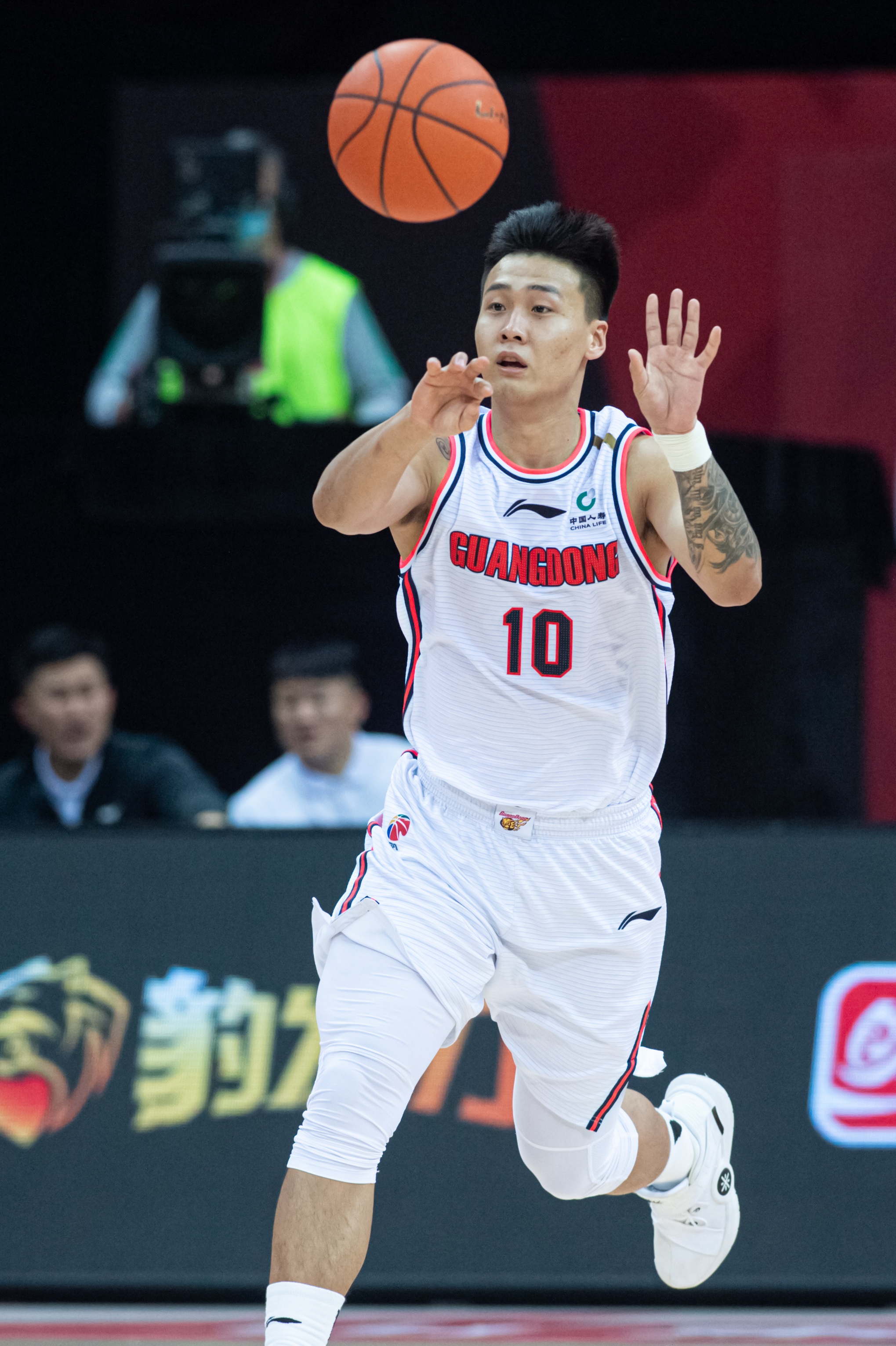 球员布鲁克斯在第一副裁判杜溪源(右)判罚本队一次防守犯规后与其交流