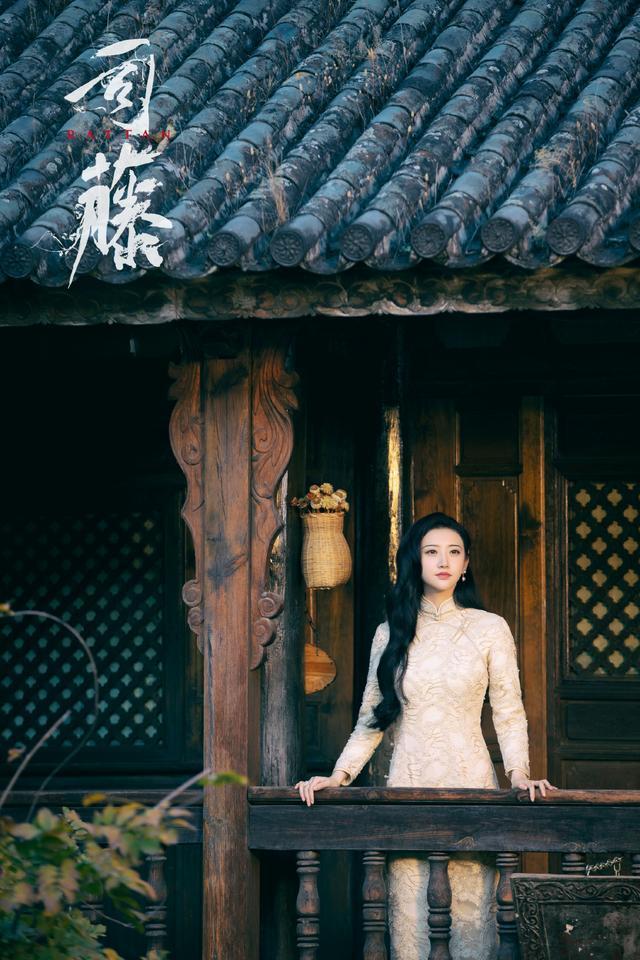 司藤真香景甜旗袍造型受热捧细长眉毛成点睛之笔