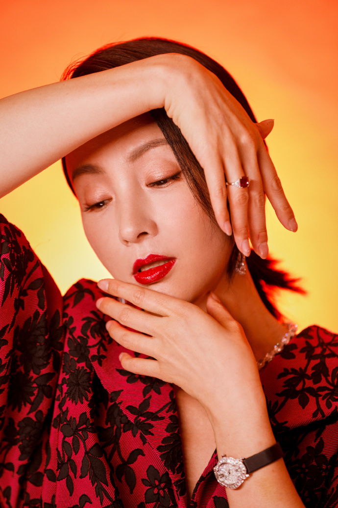 陶虹一袭红色开叉印花长裙高贵典雅性感精致红唇美艳笑容迷人