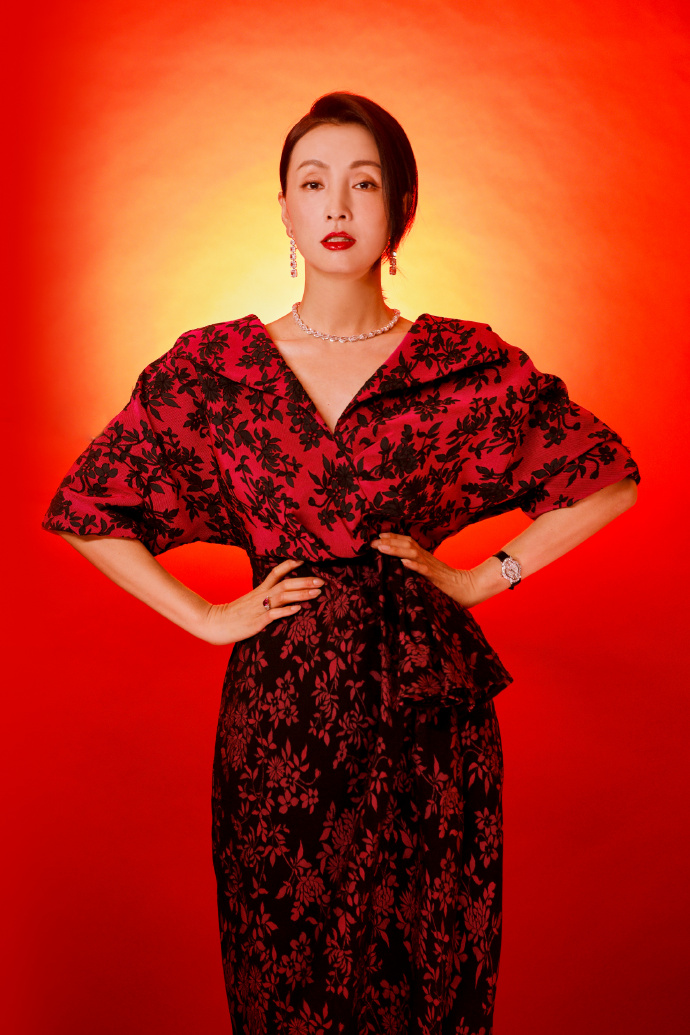 陶虹一袭红色开叉印花长裙高贵典雅性感精致红唇美艳笑容迷人