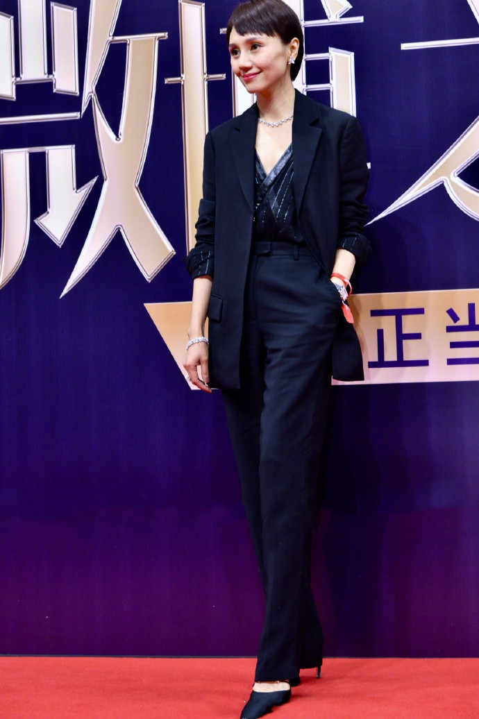 还是袁泉有气场,穿黑西装单手插兜好飒一女的,比"唐晶"还霸气