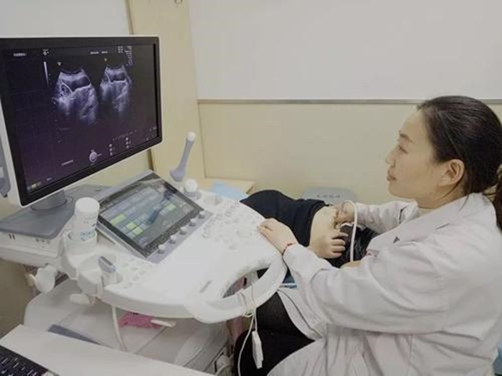 英国孕妇38周做彩超胎儿动作让准爸妈哭笑不得一看就是淘气包