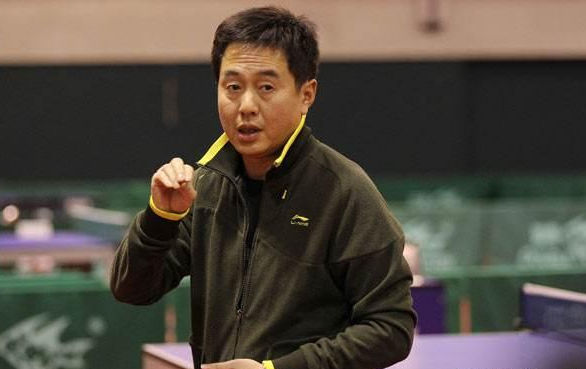 60岁国乒名帅施之皓,与相爱11年原配离婚,娶小23岁爱徒李楠