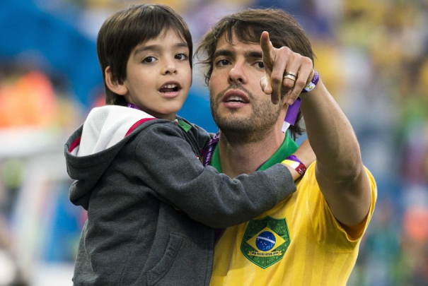 卡卡儿子长大了,颜值不如当年!与漂亮后妈同居,照顾两个妹妹