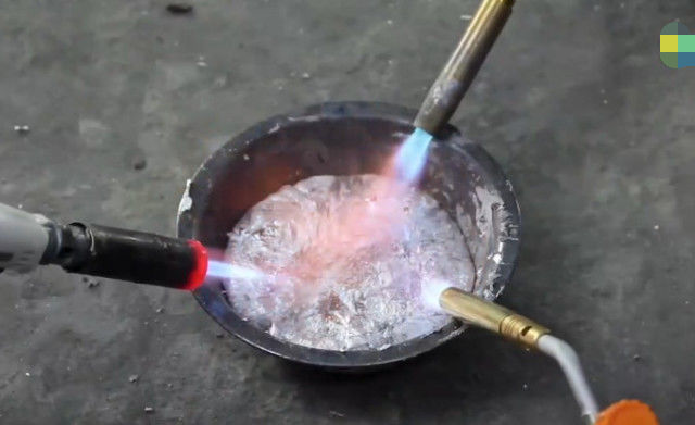 男子将熔化的铝水倒在水宝宝上没想到最后得到这种东西