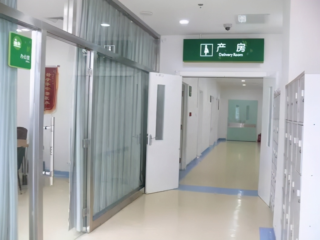 产房外新手爸爸听生了女儿后手足无措护士说你没嫁错人