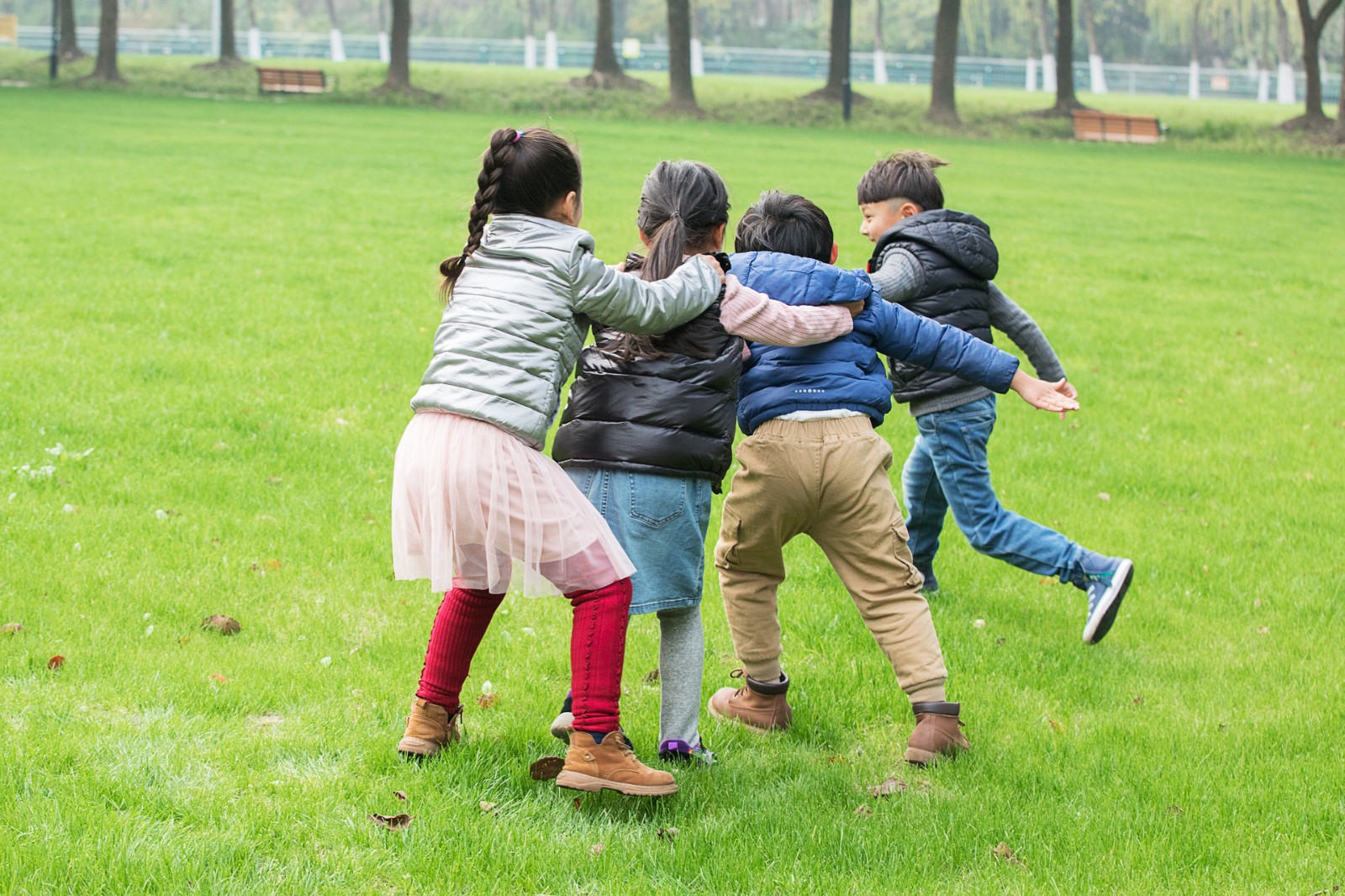 其实是人际交往能力不足,家长需引导|人际交往|家长|打闹_新浪新闻