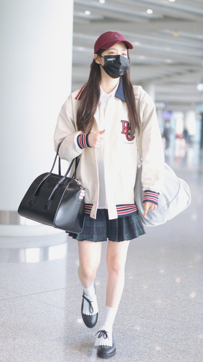 欧阳娜娜衣品终于回归了jk制服穿搭变元气少女比裤装好看