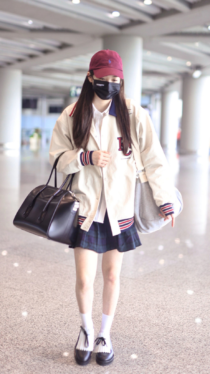 欧阳娜娜衣品终于回归了jk制服穿搭变元气少女比裤装好看