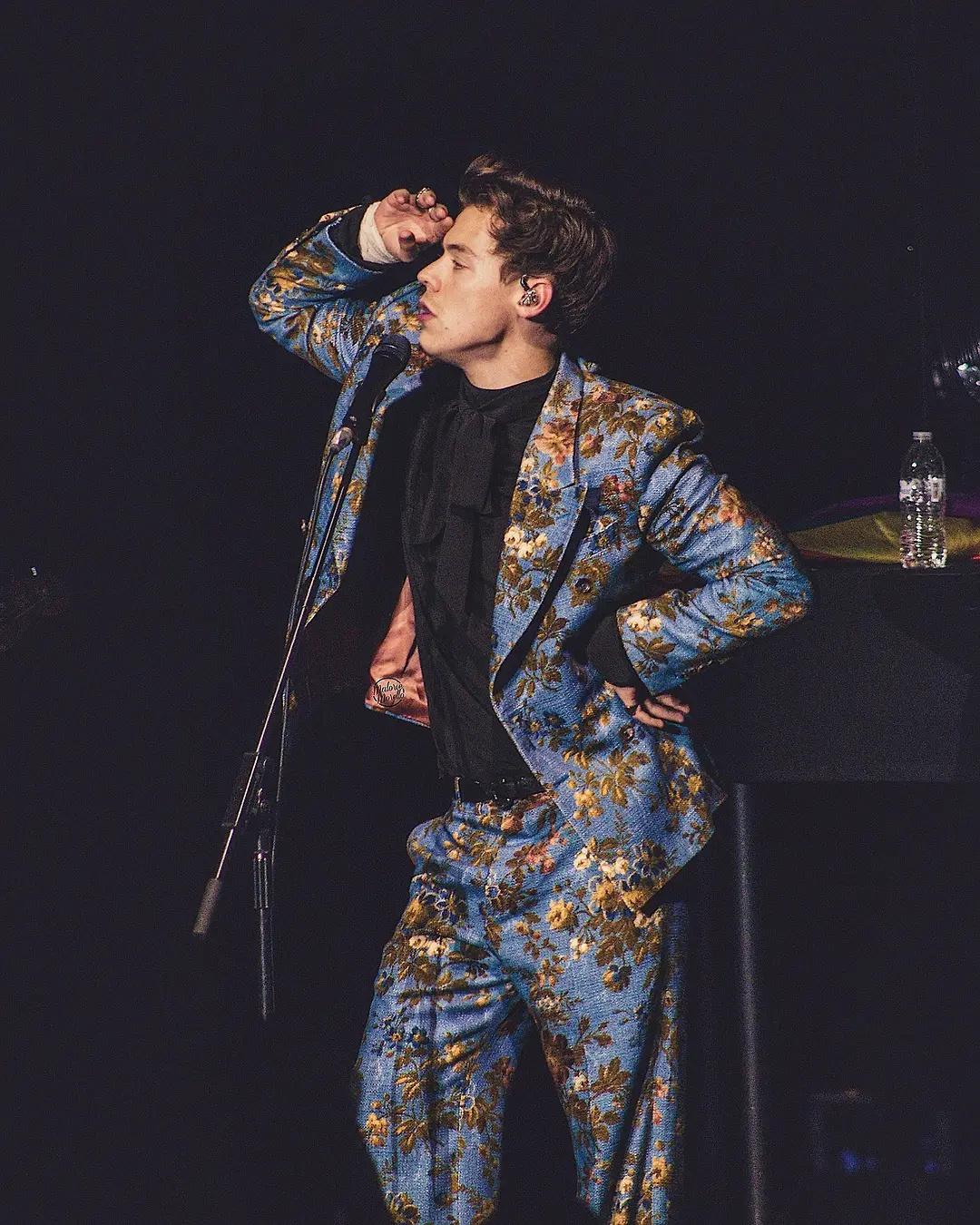 哈卷harry styles是有多爱印花小礼服……|harry styles|格莱美_新浪