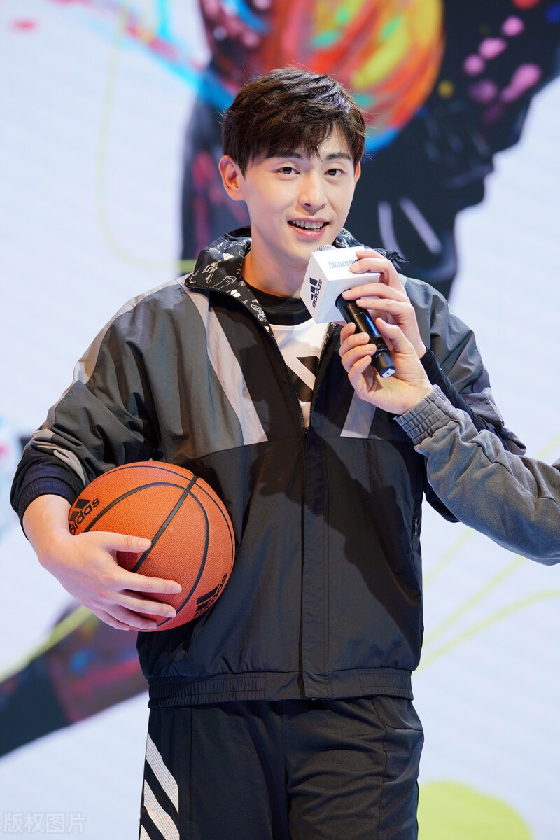 邓伦一袭运动装现身活动手拿篮球男友力超man