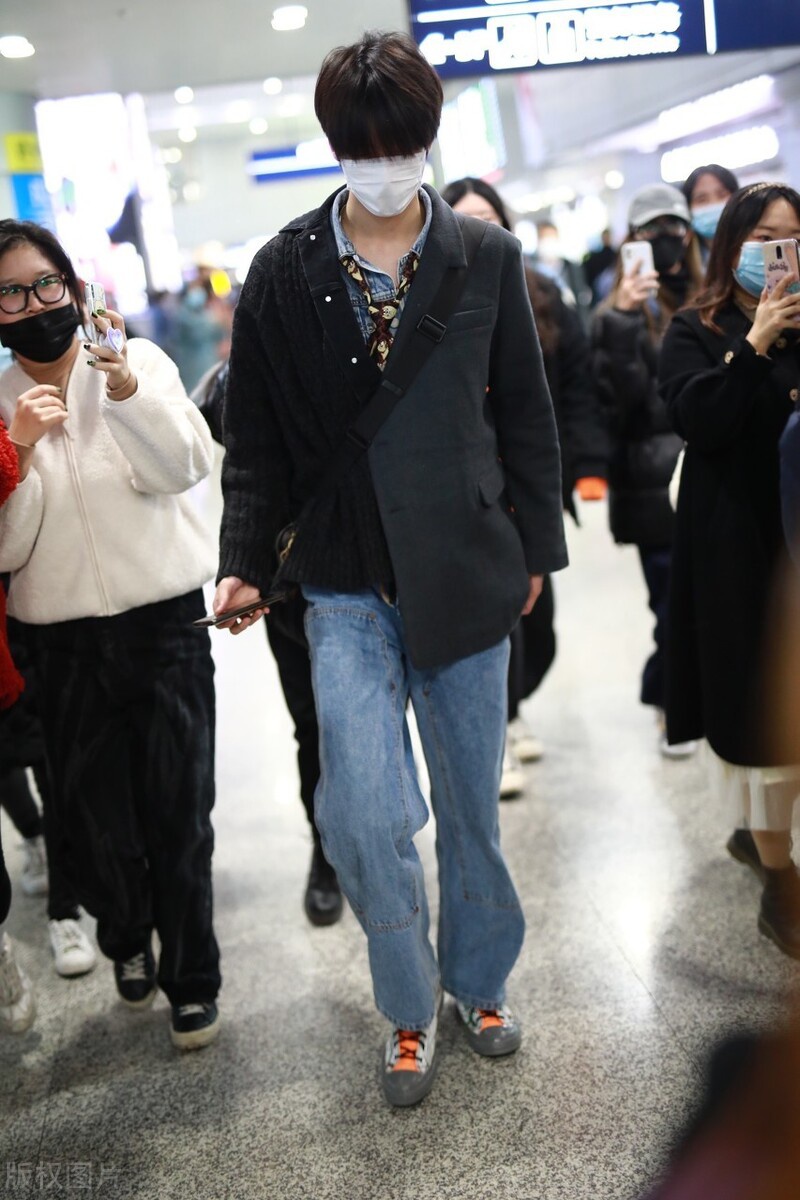 演员请就位陈宥维穿拼色西装现身机场搭配牛仔裤简约帅气