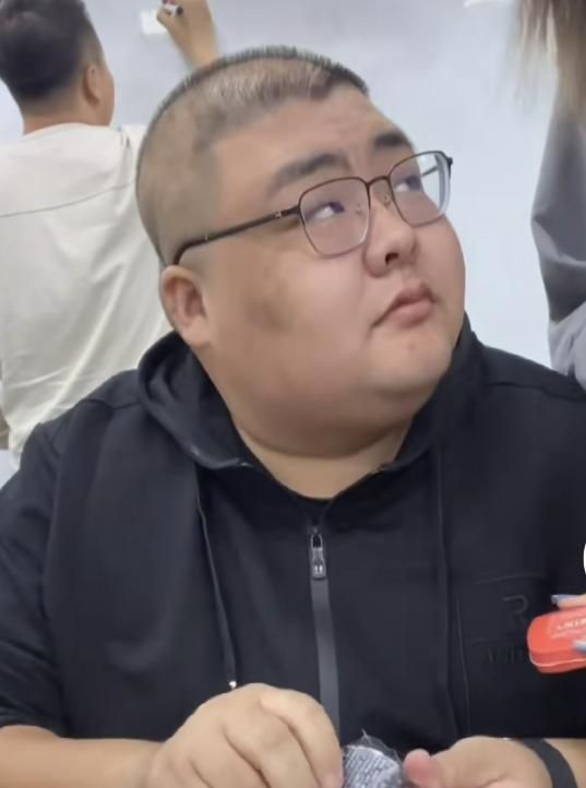 看了网红泡泡龙以往拍摄的视频会发现他的变与不变