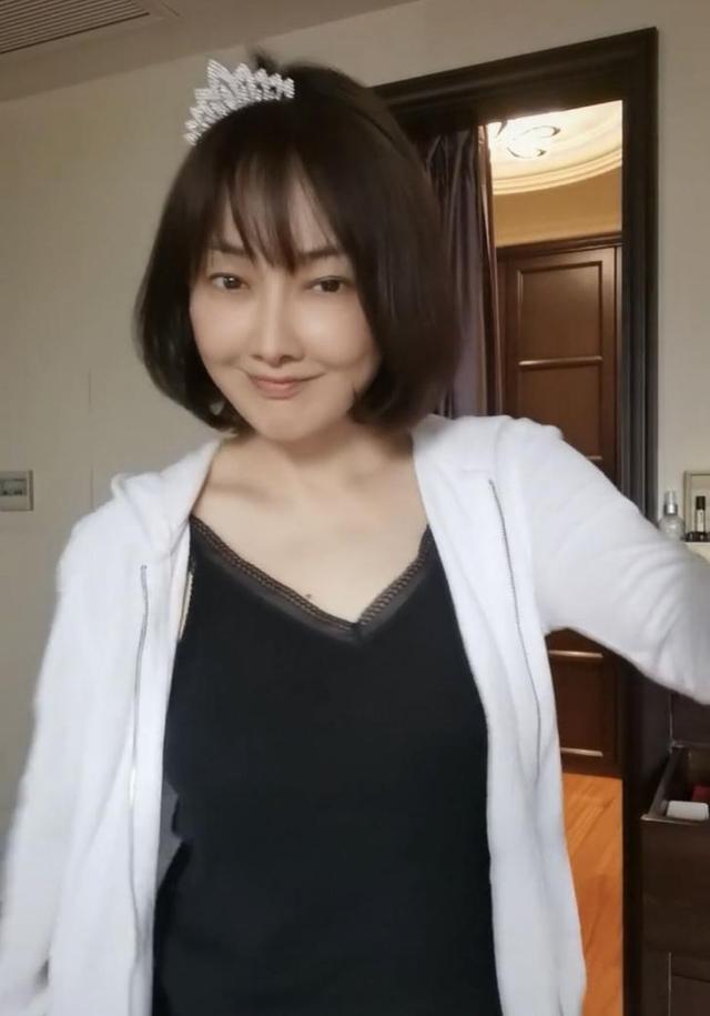 47岁演员牛莉素颜出镜,两颊凹陷显憔悴,意外曝光豪宅内景