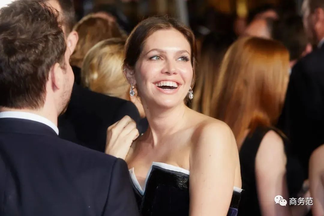 贝佐斯前妻身家3000亿却和普通老师再婚堪称富豪圈清流