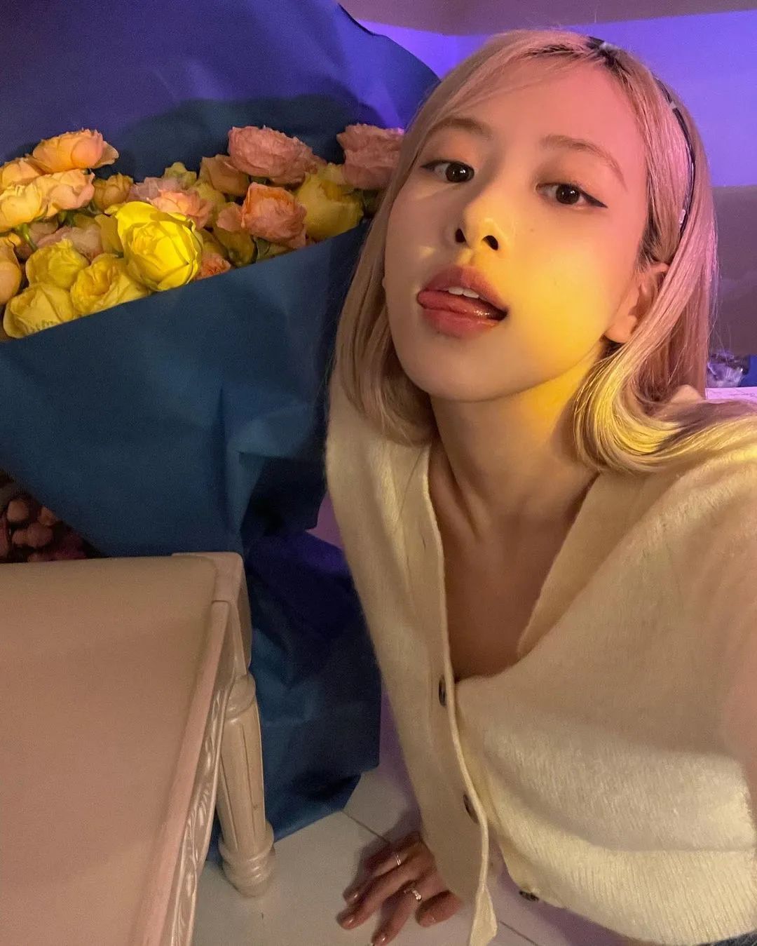 最让女孩子们种草的就是 rosé 晒出的落日灯自拍了,rosé 在一次直播