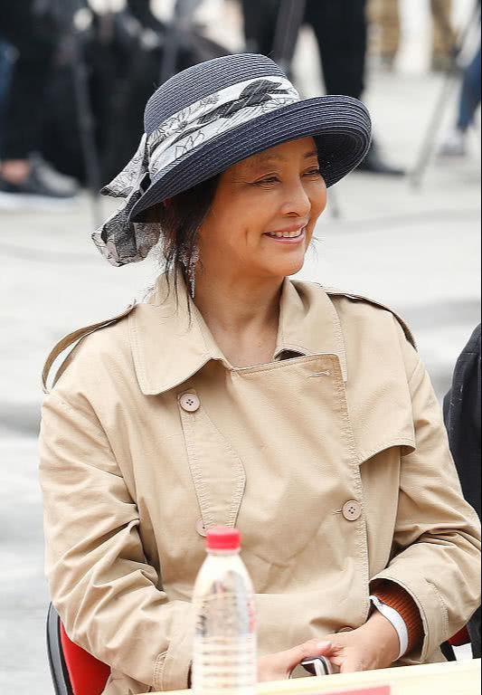 李勤勤虽没有发福走样但老得也很真实白发苍苍脸颊还有凹陷