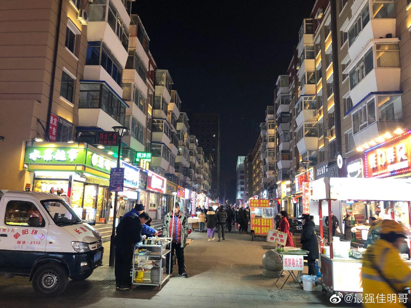 提起长春的夜生活,第一个想到的就是桂林路的美食街