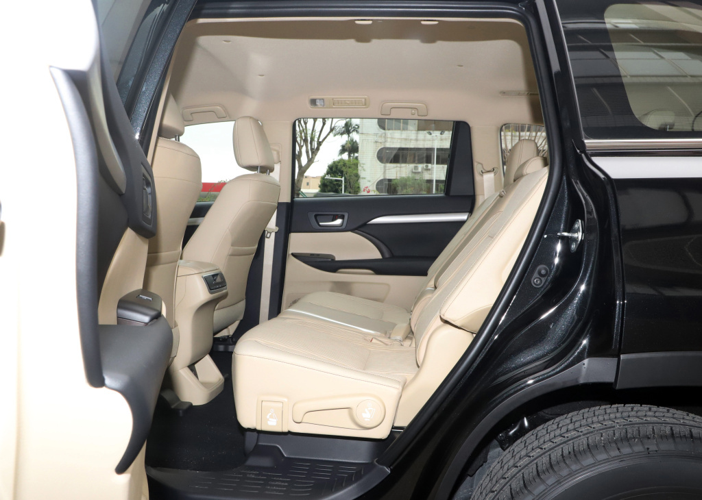 "保值王"丰田汉兰达,220匹马力,空间大,品质高,还是四驱