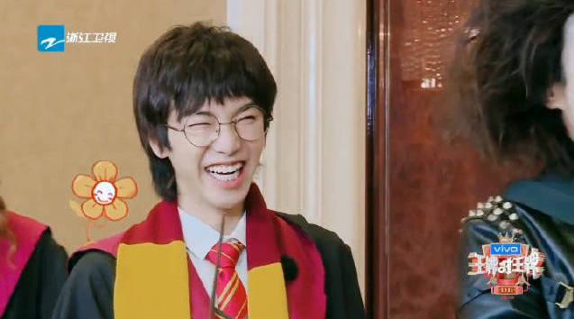 来康康@华晨宇yu 哈利波特造型~学院风造型搭配圆框眼镜