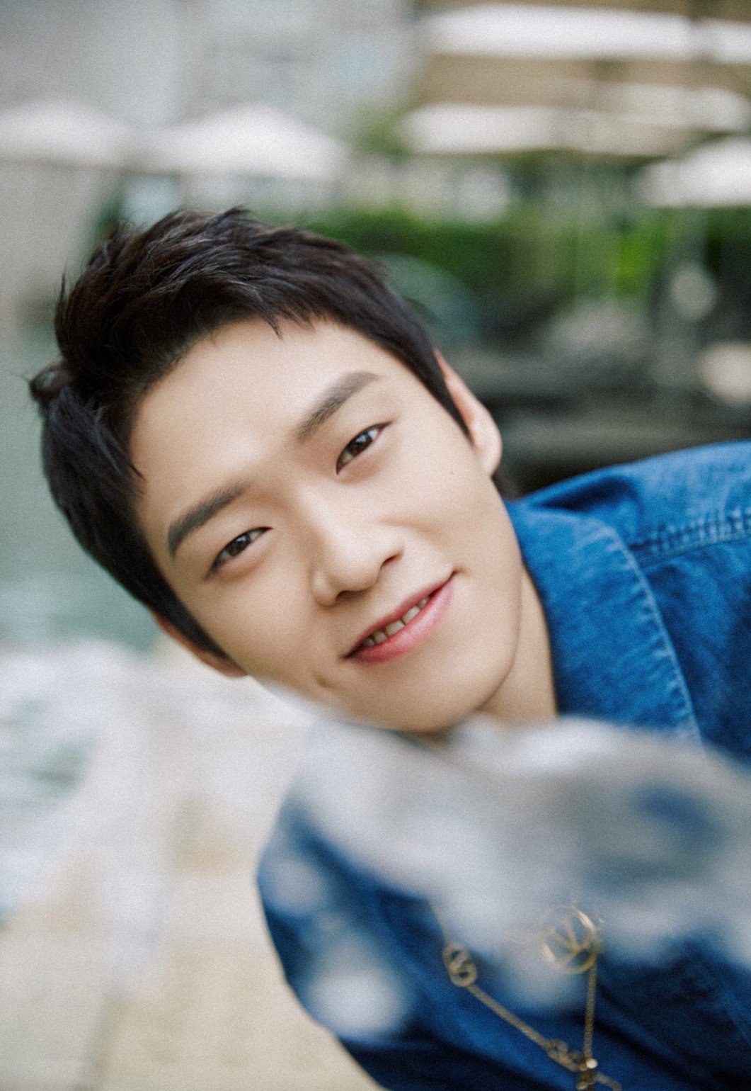 魏大勋春日蓝色穿搭,一整套简约干净的牛仔服配上利落短发