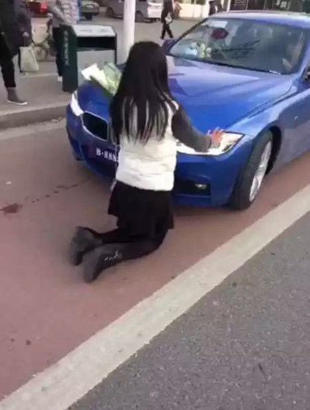 女子手捧鲜花跪豪车前,车主看见后,举动让人气愤不已!