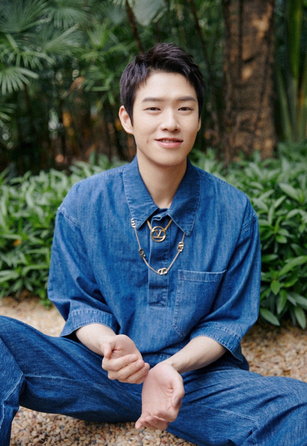 魏大勋春日蓝色穿搭,一整套简约干净的牛仔服配上利落短发