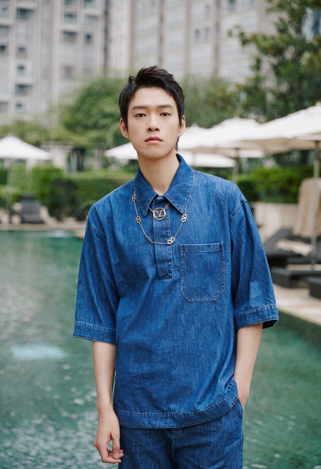 魏大勋春日蓝色穿搭,一整套简约干净的牛仔服配上利落短发