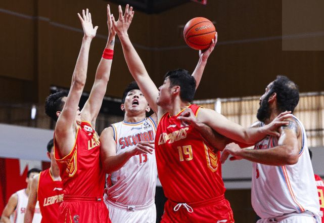 9投7中砍14分10板！20岁身高2米19，名宿之子会是下一个韩德君？休闲区蓝鸢梦想 - Www.slyday.coM