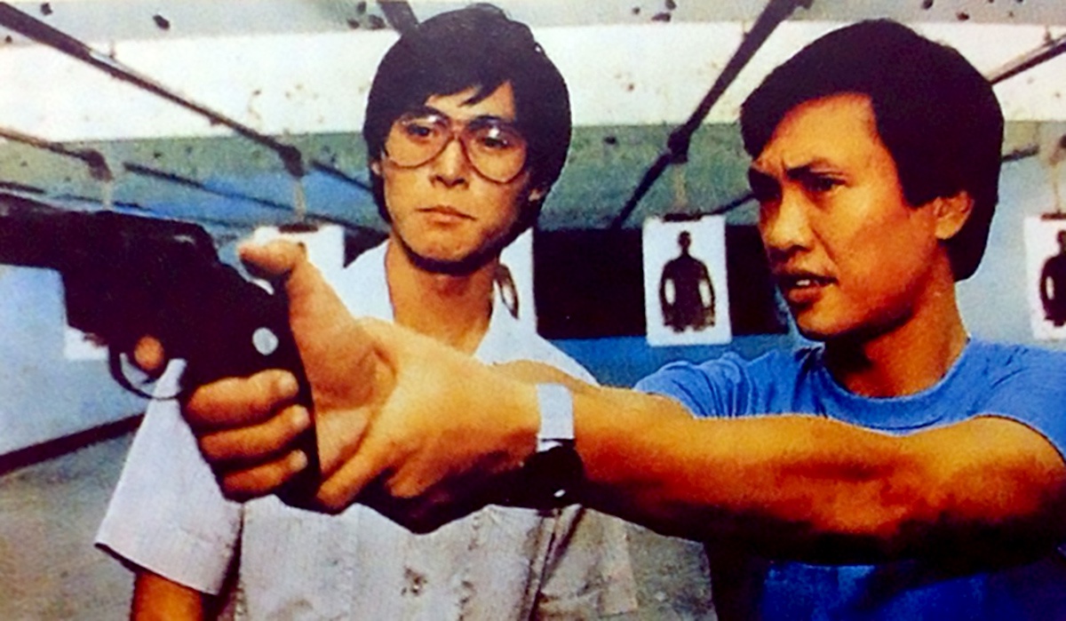 "点指兵兵",是一种小孩的游戏,点到谁谁就当兵,反之则为匪.