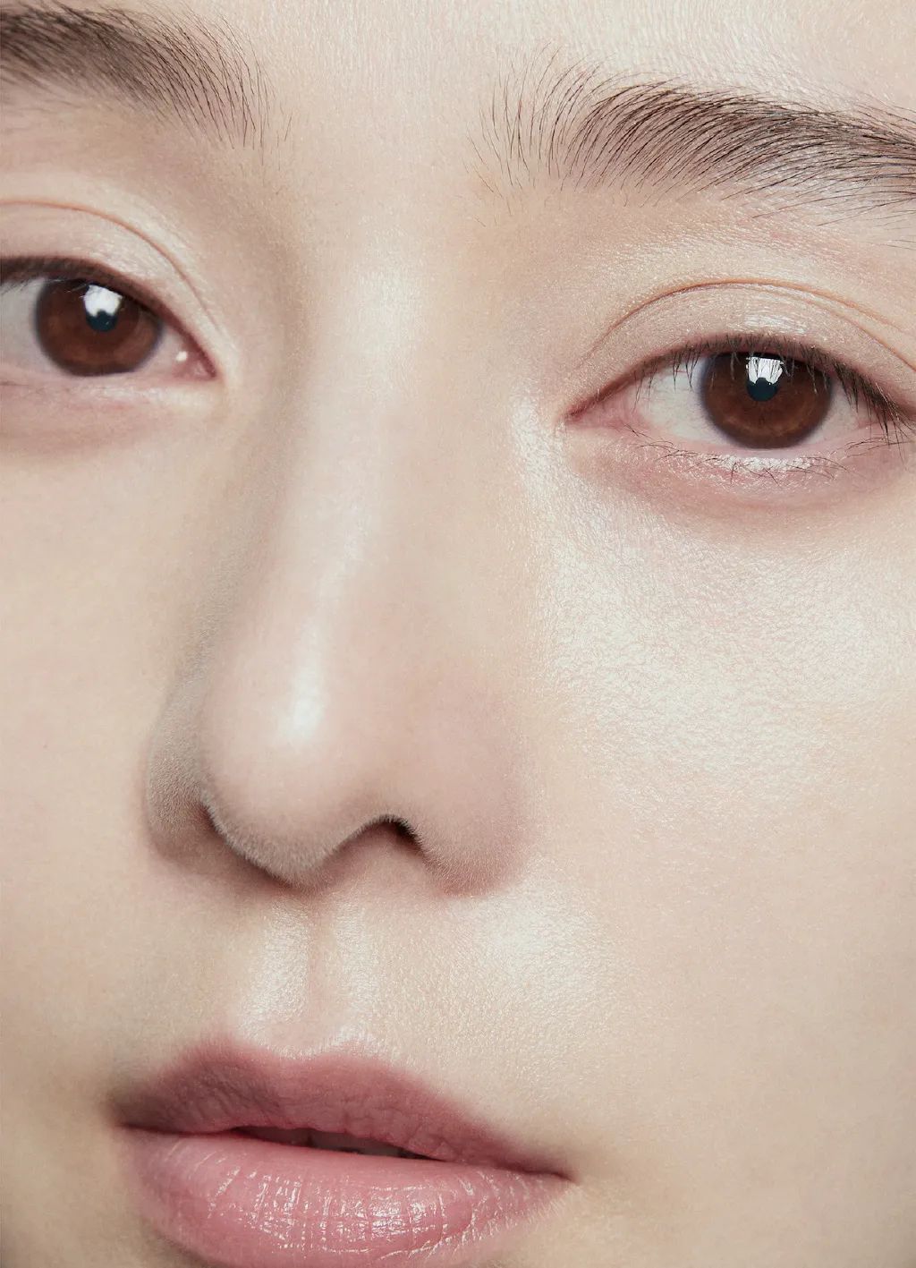 范冰冰的大光明大脑门和发际线都毫无遮掩,鼻子走向冲下的,有点鹰钩鼻