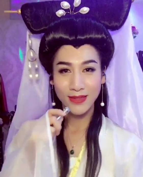 小伙男扮女装化妆成白娘子一个动作太像了