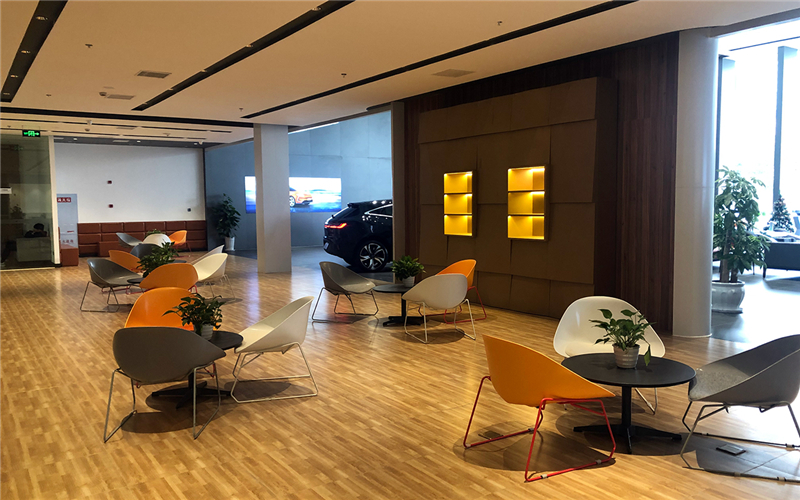 探店客休区:练歌房,按摩椅,高品质盒饭,手上的方便面不香了