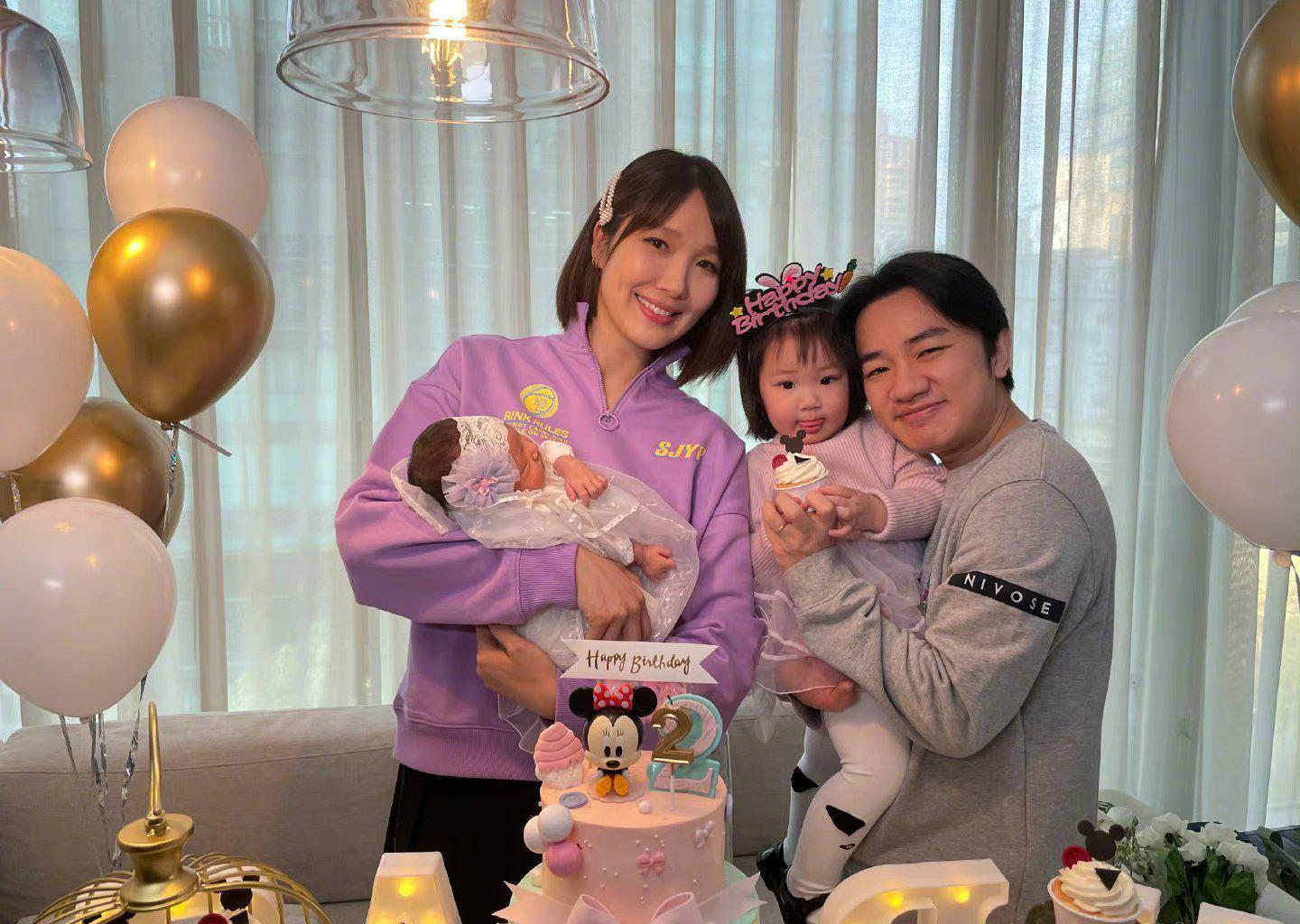 晒出幸福的一家四口合照