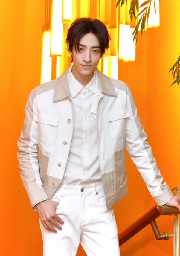 郑云龙才是建模脸穿拼色外套配白色长裤身材比例优越