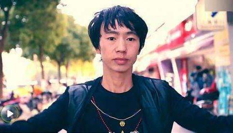 庞麦郎住进精神病医院,经纪人称他瘦到80斤,做出伤害的行为