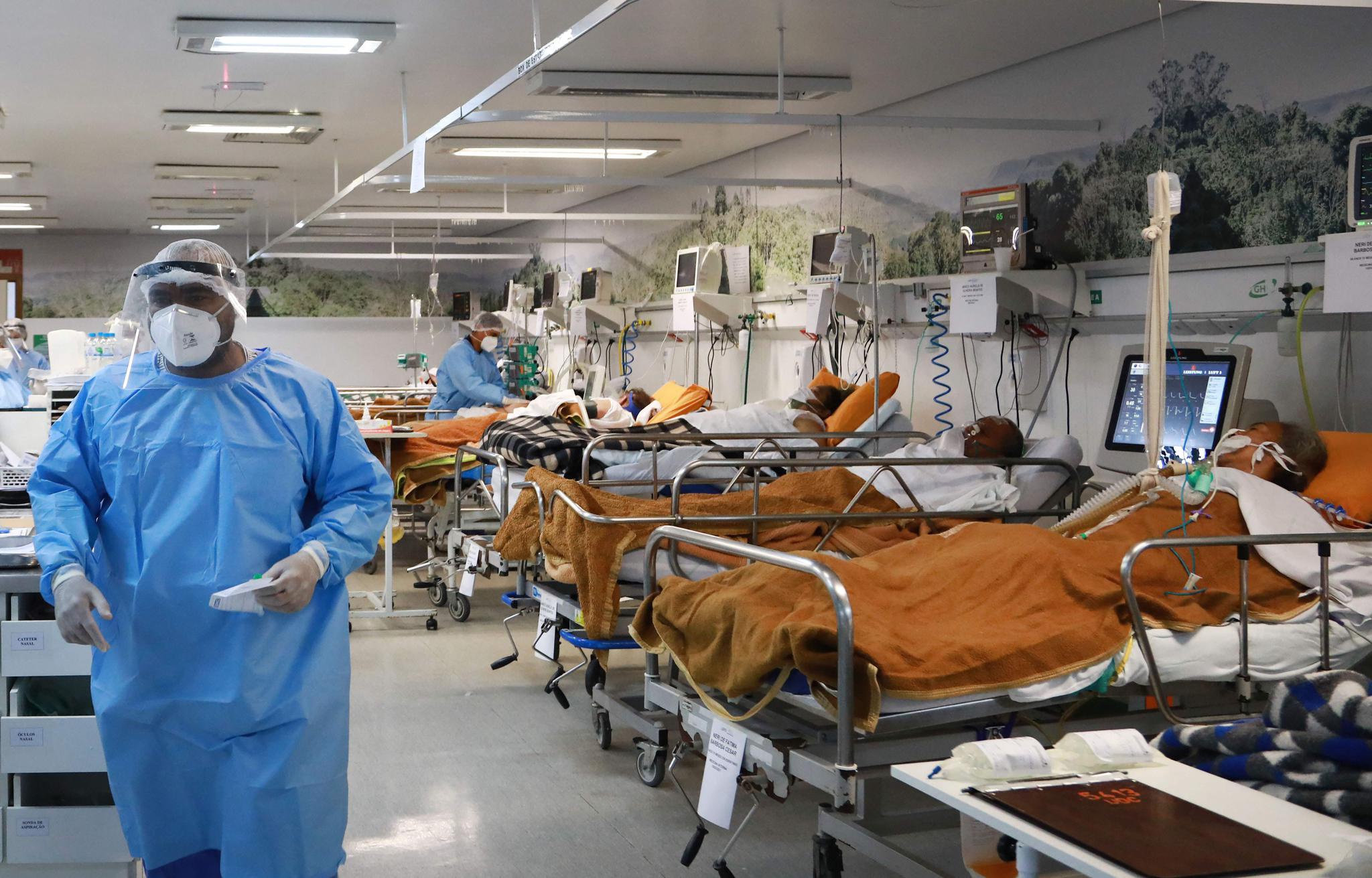 3月11日,医务人员在巴西南里奥格兰德州一所医院的新冠病房忙碌.