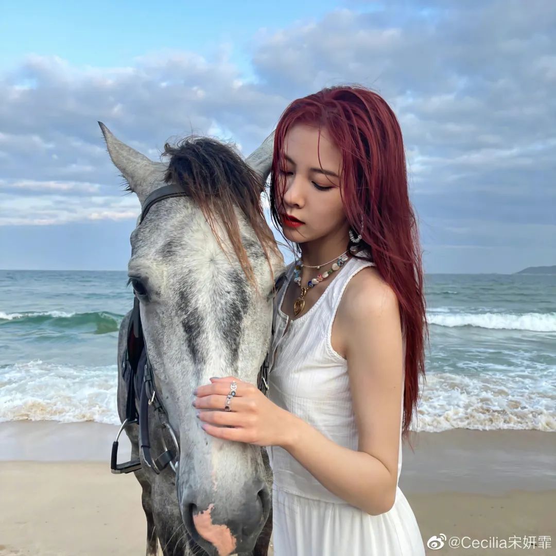 看她这一头红发,不就是现实版的人鱼公主吗?