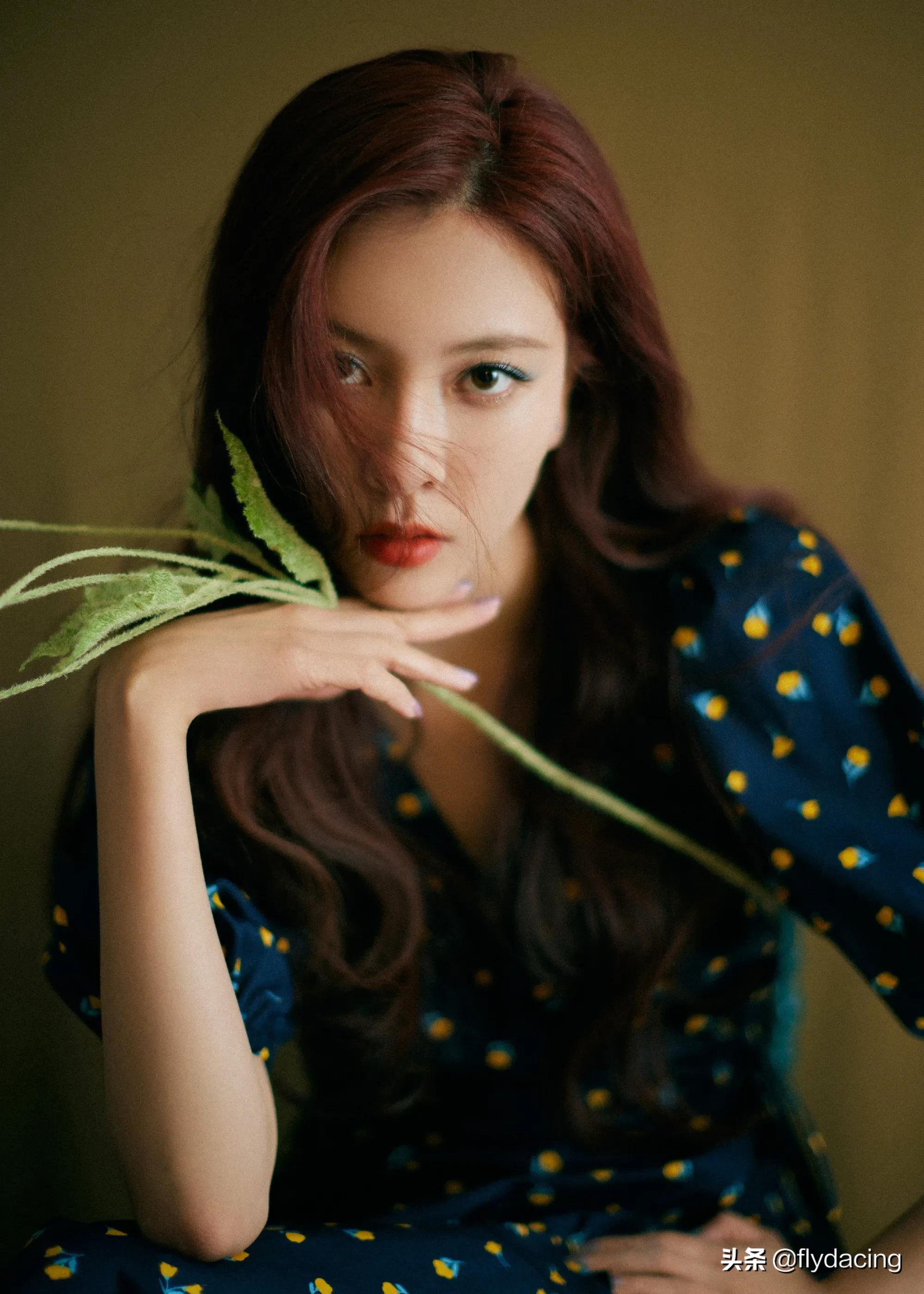 宋妍霏复古花裙配美妆 明艳动人