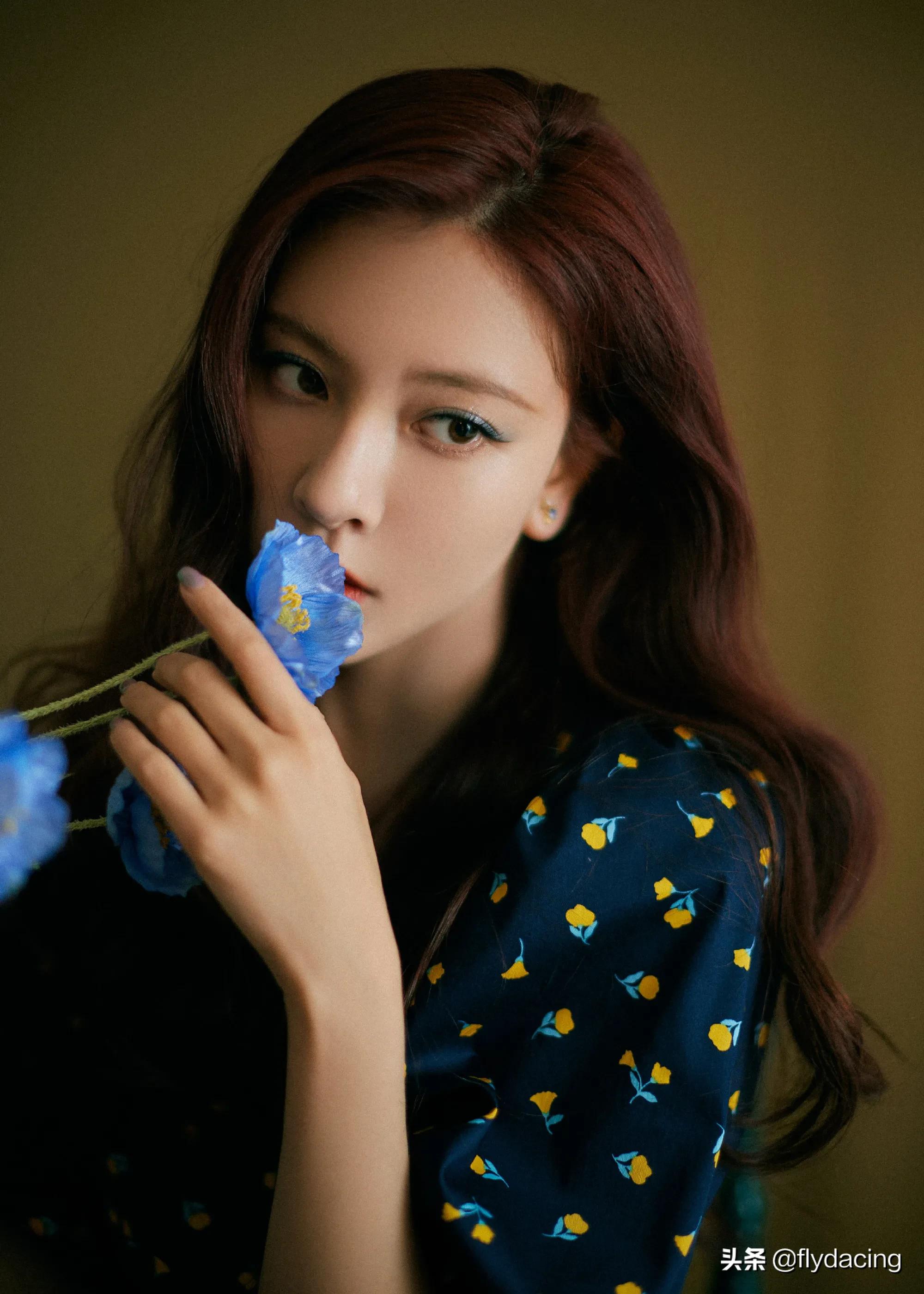 宋妍霏复古花裙配美妆 明艳动人